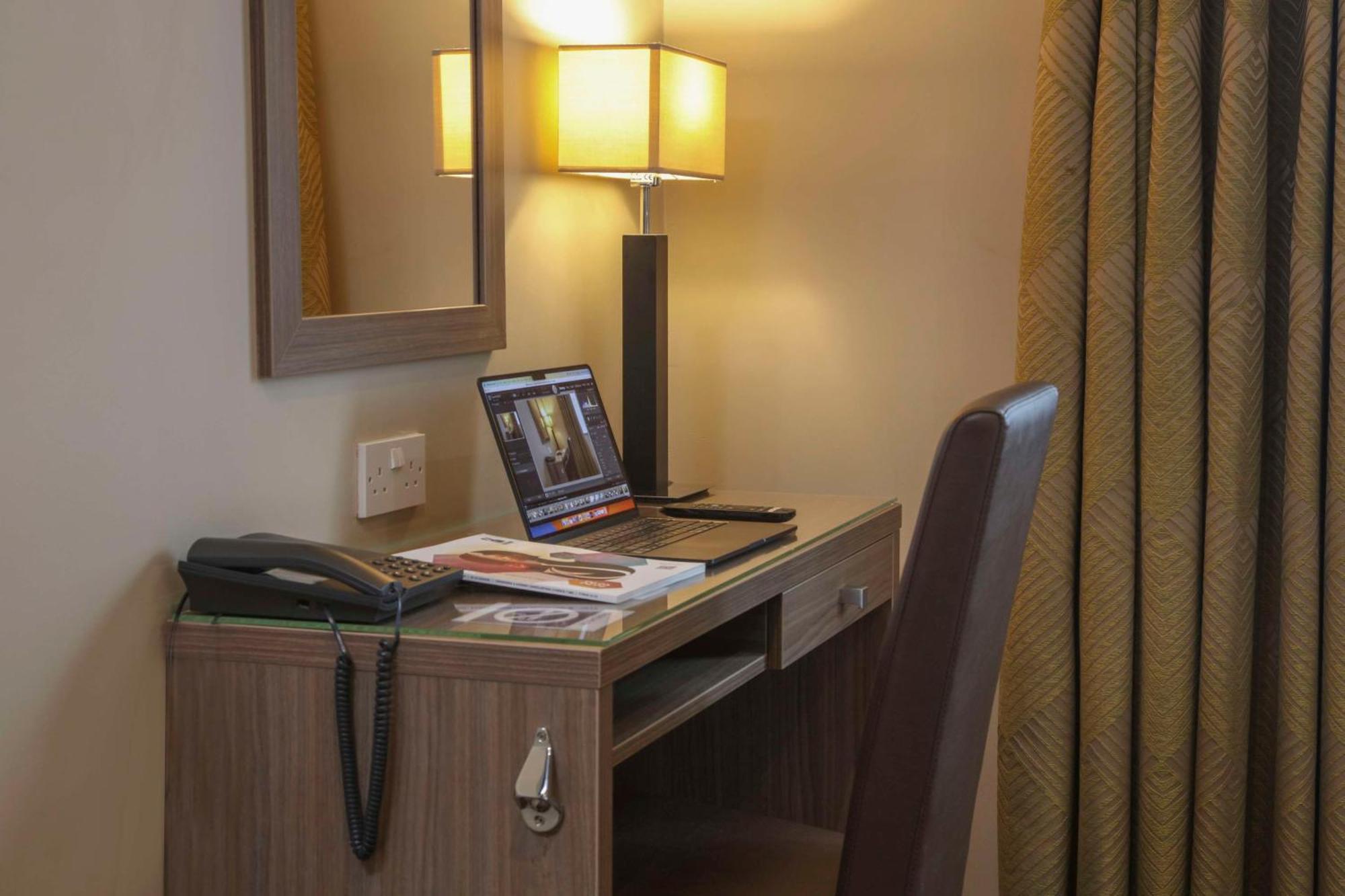 Best Western Pontypool Metro Hotel Bagian luar foto